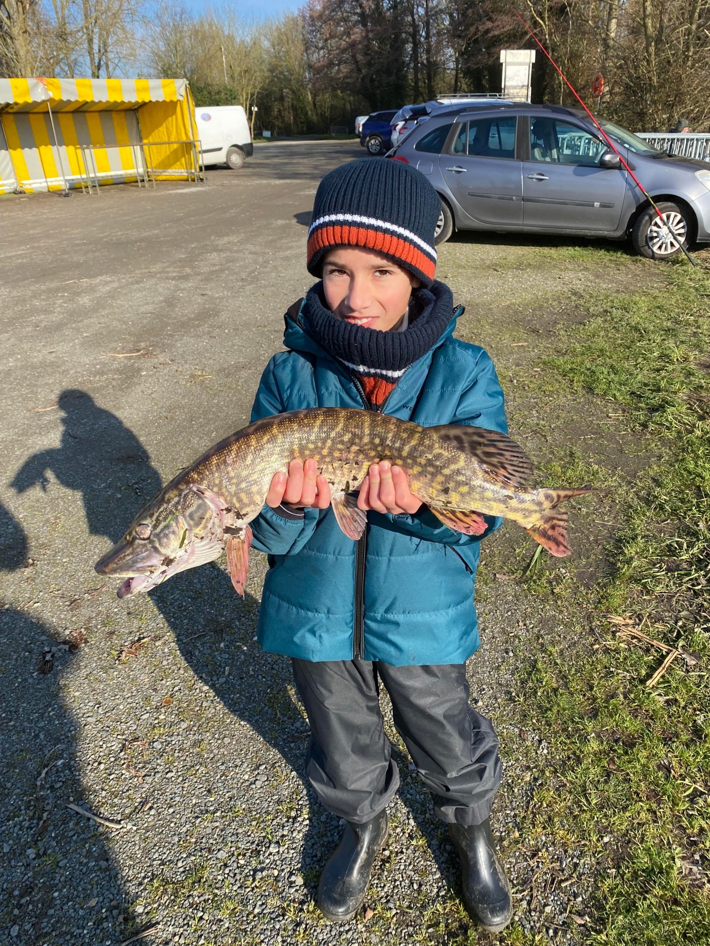 Ce jeune homme avec son brochet